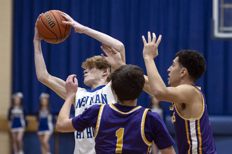 Newman’s Lucas Simpson pulls in a pass against Mendota Tuesday, Jan. 31, 2023.