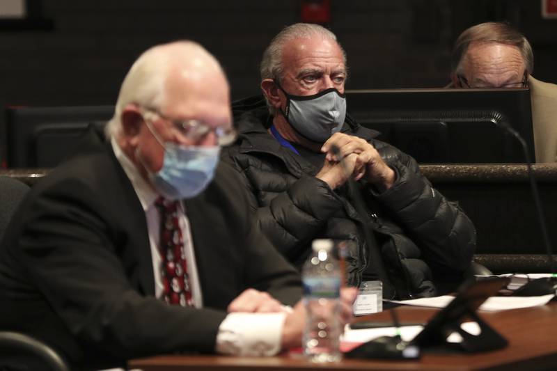 Joliet City Council members Pat Mudron (left) Herb Lande (right) at a meeting Tuesday in which the council approved a lawsuit settlement with former City Attorney Marty Shanahan.