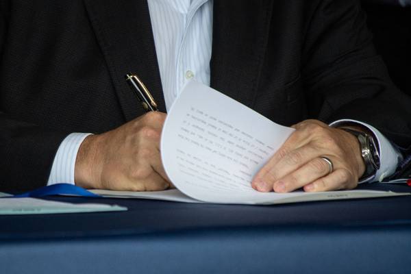 Governor gives boon to trial lawyers, vetoes treasurer-backed bill