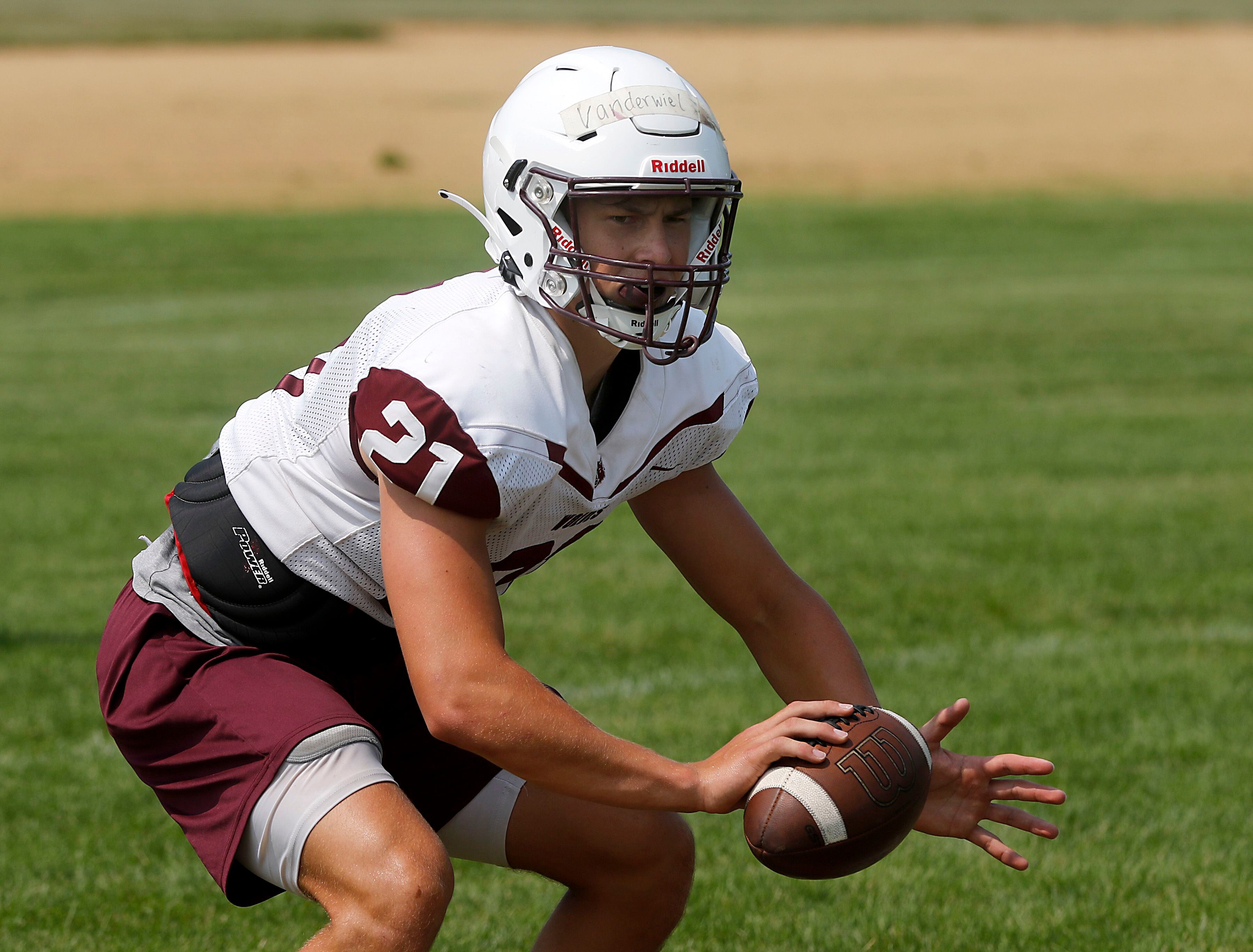 Prairie Ridge's Joseph Vanderwiel prepared to take over at quarterback –  Shaw Local
