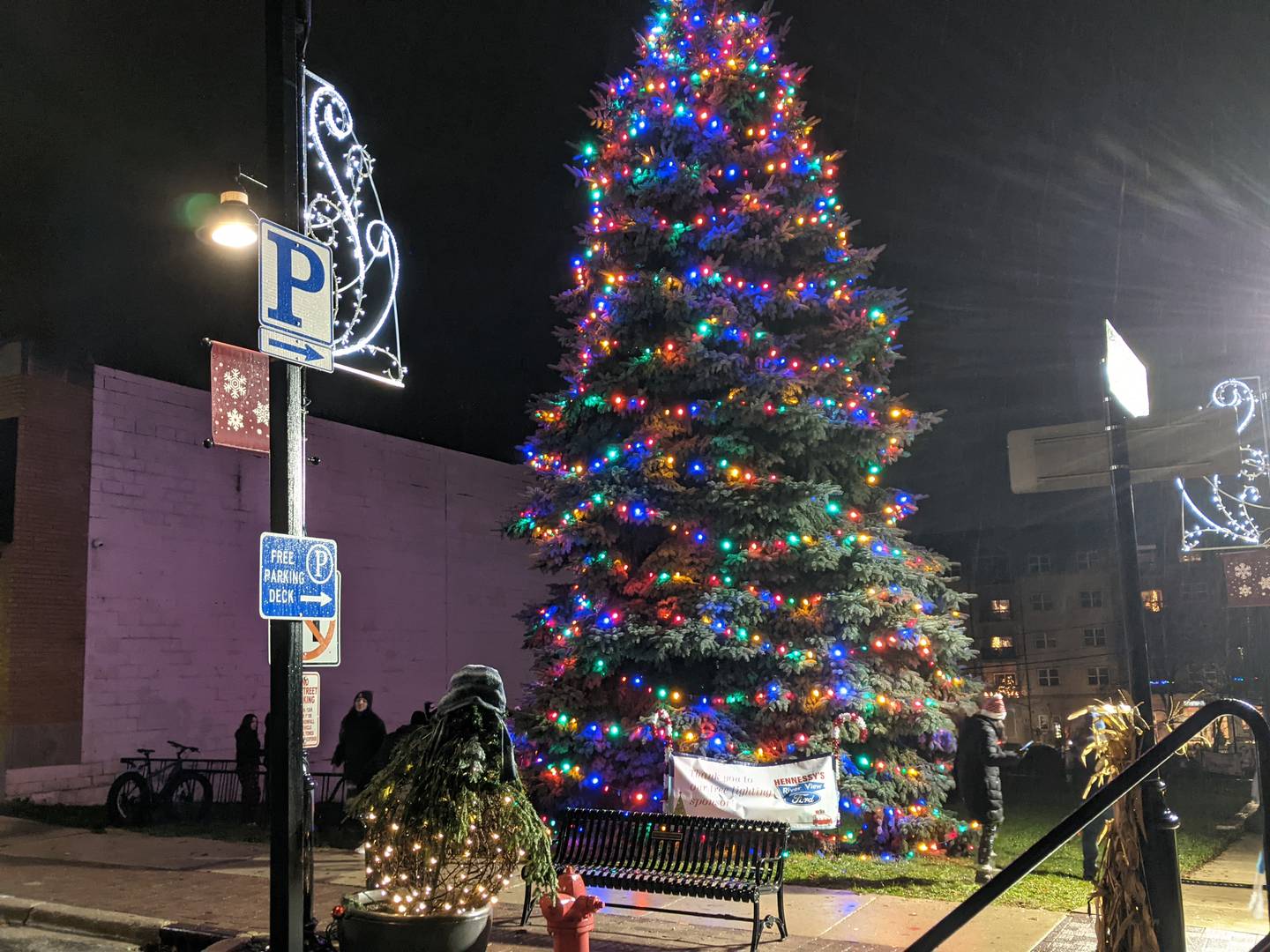 Oswego celebrates start of holiday season with Christmas Walk Shaw Local