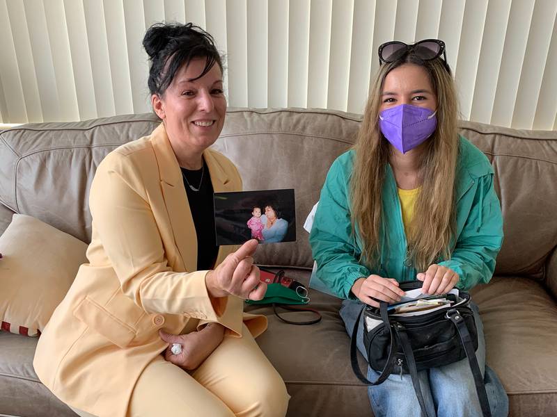 Suzanna Ibarra, left, holds a photo, as she sits with her daughter Rosalinda Ibarra, from a purse returned to them by Will County State’s Attorney James Glasgow.