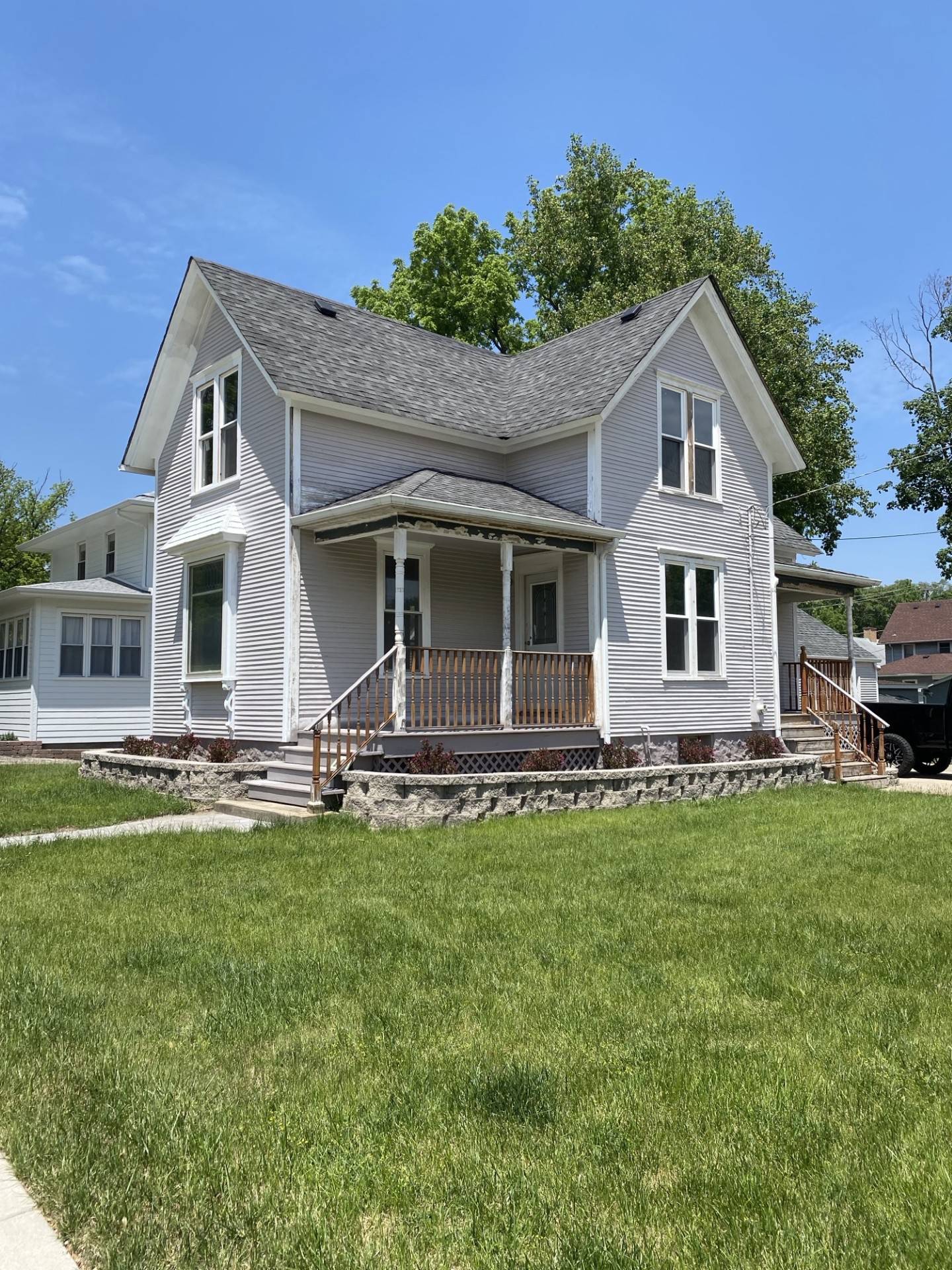 A house at 102 Center Street in Algonquin before it was renovated and painted green. The house was built between 1908 and 1912.