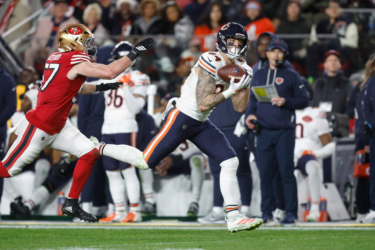 Chicago Bears tight end Colston Loveland (84) makes a catch for a first down in the fourth quarter during an NFL football game against the San Francisco 49ers, Sunday, Dec. 28, 2025 in Santa Clara, Calif. (AP Photo/Lachlan Cunningham)