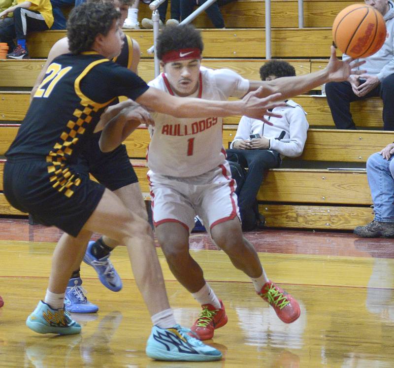 Streator’s Layzeric Moton tries to drive to the basket past Reed Custer’s Eddie Bryan in the 1st period Tuesday at Streator.