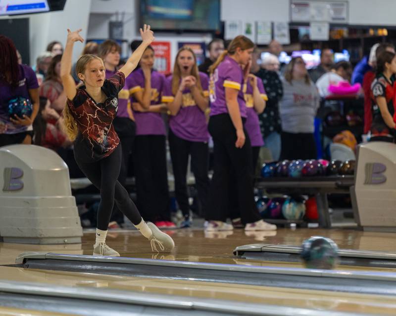 Paisley Leal of Ottawa bowls ball down lane at the L-P Cavalier Classic on Saturday, December 20, 2025 at Super Bowl in Peru.