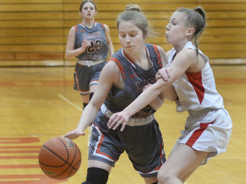 Streator’s Cailey Gwaltney attempts to knock the ball away from Flanagan-Cornell/Woodland’s Kayli Brooke in the 1st period on Tuesday, Jan. 24, 2023 at Streator High School.