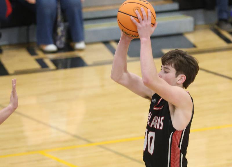 Henry-Senachwine's Wyatt Wealer looks to pass the ball on Friday, Dec. 5, 2025 at Putnam County High School.