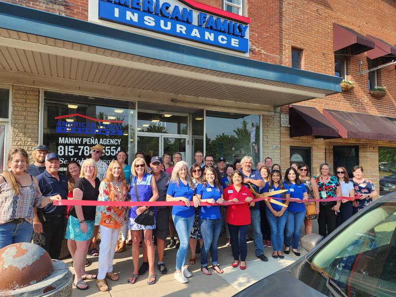The Genoa Area Chamber of Commerce in partnership with the Sycamore Chamber of Commerce and the DeKalb Chamber of Commerce recently celebrated the new building of American Family Insurance, Manny Peña Agency in Genoa.