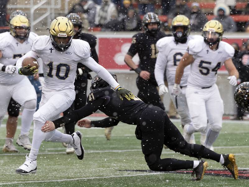 Althoff Catholic’s Dierre Hill Jr. runs against Lena-Winslow Friday, Nov. 29, 2024, in the class 1A football state final.