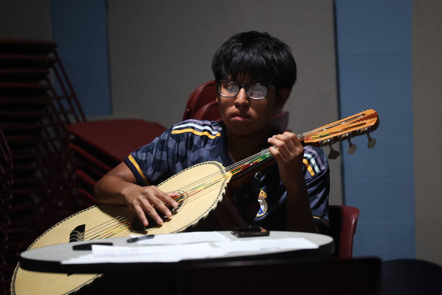 Jesus Velasco übt mit Mariachi de Joliet, einer Mariachi-Gemeinschaftsband, für einen bevorstehenden Benefizauftritt im Rialto Square Theatre in Joliet.