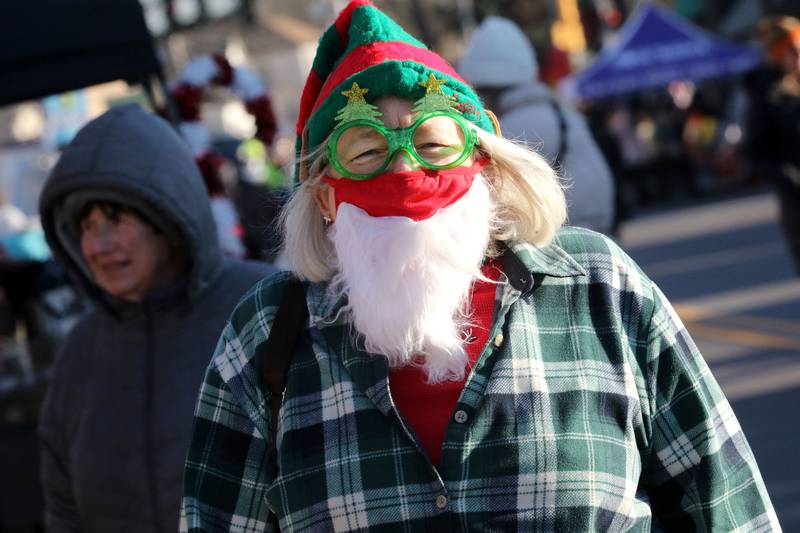 Candace H. Johnson for Shaw Local News Network
Bonnie DeBoer, of Wauconda keeps warm wearing a Santa mask during Holiday Walk on Main in Wauconda. The event was sponsored by the Wauconda Area Chamber of Commerce. (12/4/22)