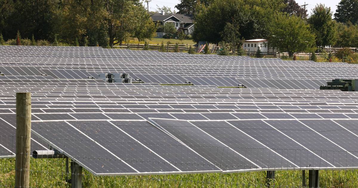 Illinois lawmakers OK sweeping energy reform package that governor pledges to sign