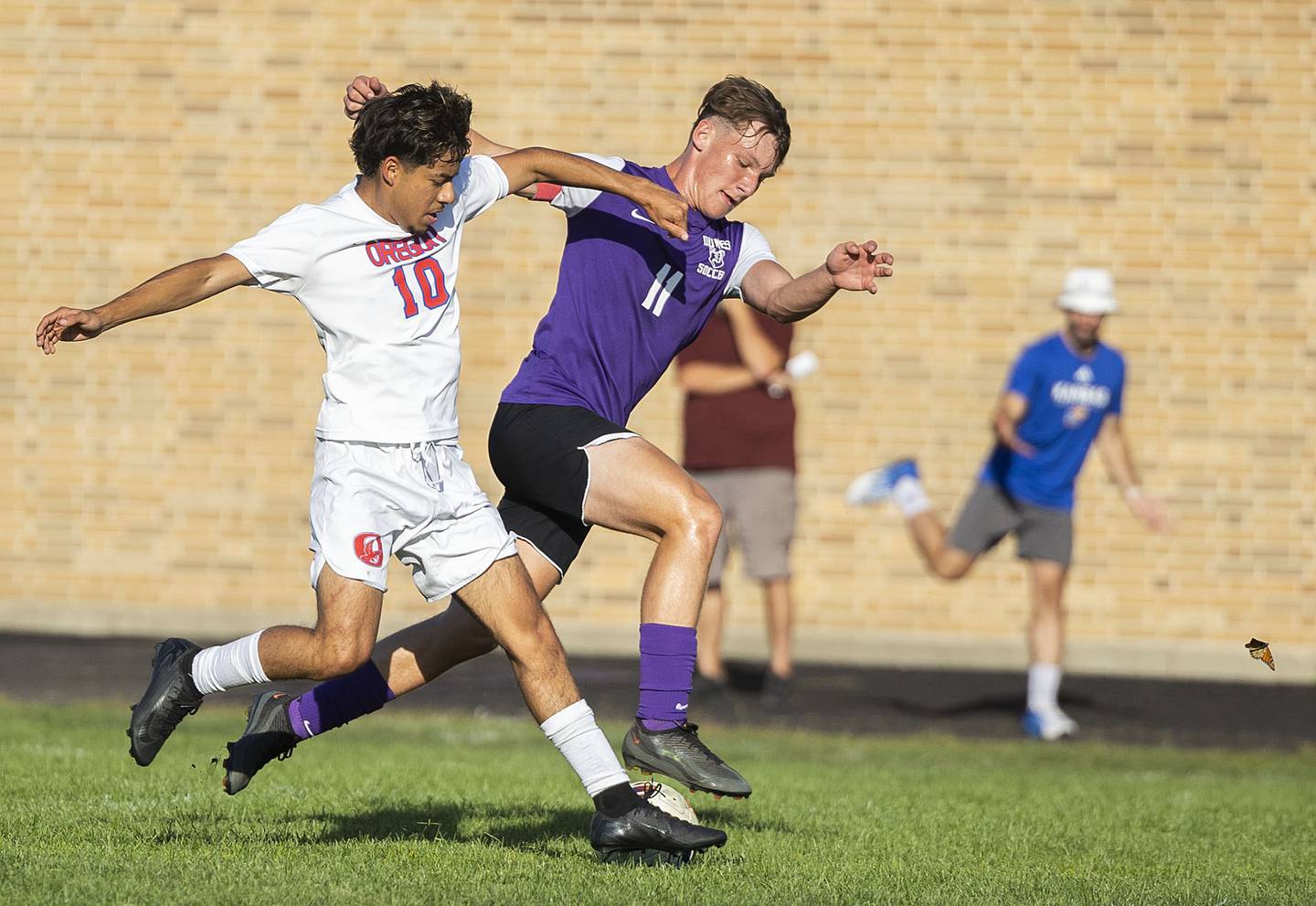 Oregon’s Eduardo Munoz Garcia and Dixon’s Jack Redell chase after a ball Monday, Sept. 29, 2025.