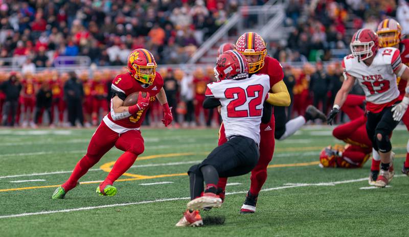 Batavia's Ryan Whitwell (3) carries the ball for a touchdown against Yorkville during a 7A quarterfinal playoff football game at Batavia High School on Saturday, Nov 12, 2022.