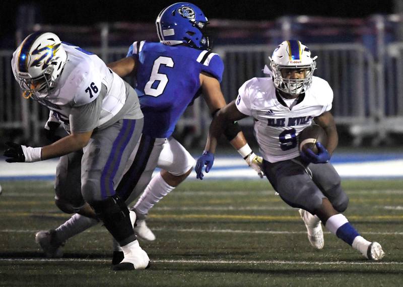 Warren’s Aaron Stewart runs against Lake Zurich in a football game in Lake Zurich on Friday, September 22, 2023.