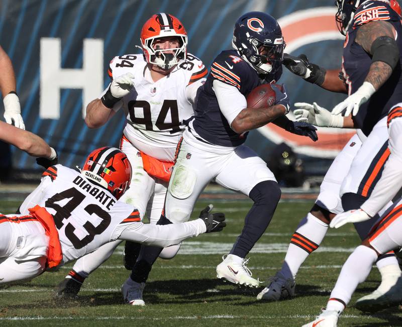 Chicago Bears running back D'Andre Swift avoids the tackle of Cleveland Browns linebacker Mohamoud Diabate during their game Sunday, Dec. 14, 2025, at Soldier Field in Chicago.