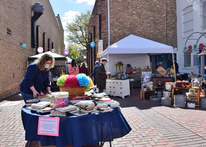 Meet & Greet Back Alley Market brings shoppers to downtown DeKalb