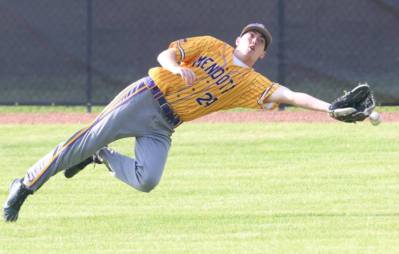 Mendota's Aden Tillman misses a catch in right field on Friday, May 8, 2026 at Putnam County High School.