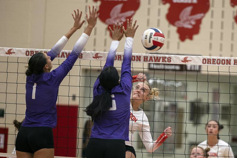 Oregon’s Skylar Bishop hammers a shot against Rochelle Tuesday, August 29, 2023.