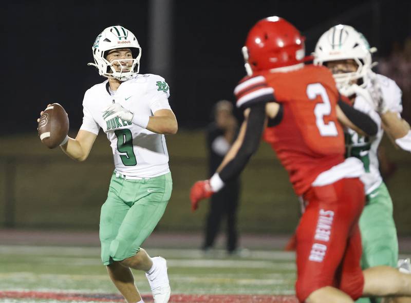 York's Dominic Alfano (9) drops back to pass during the varsity football game between York and Hinsdale Central on Friday, Oct. 3, 2025 in Hinsdale, IL.
