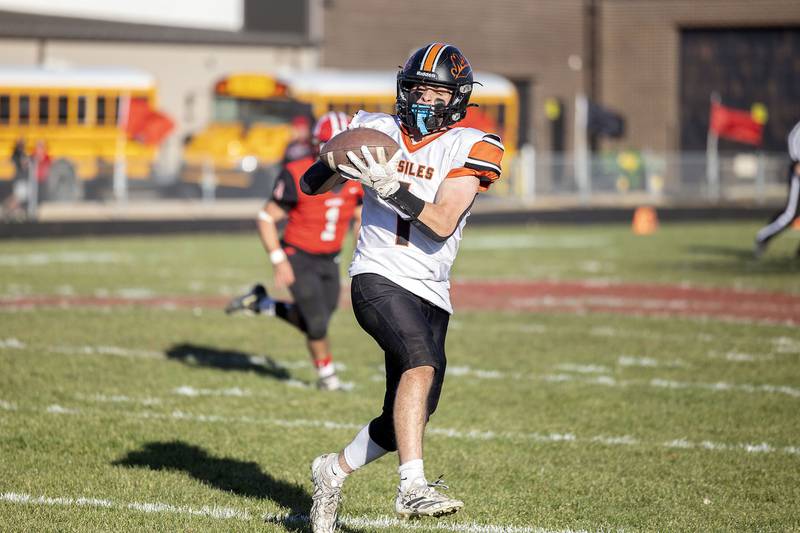 Milledgeville’s Evan Schenck hauls in a pass against Amboy Saturday, Nov. 15, 2025, in the 8-man football semifinal.