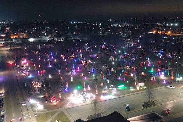 Streator stores to stay open late for Mistletoe Market