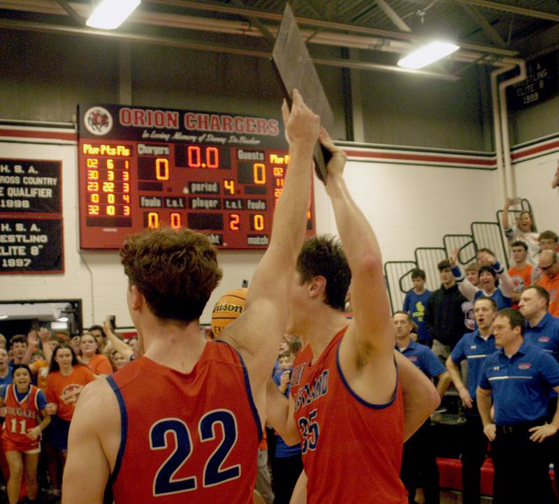 Eastland players hoist their plaque. The Eastland Cougars faced the Pecatonica Indians in Friday’s Class 1A Orion Sectional final at Orion High School on March 6, 2026. Eastland won the game 48-41.