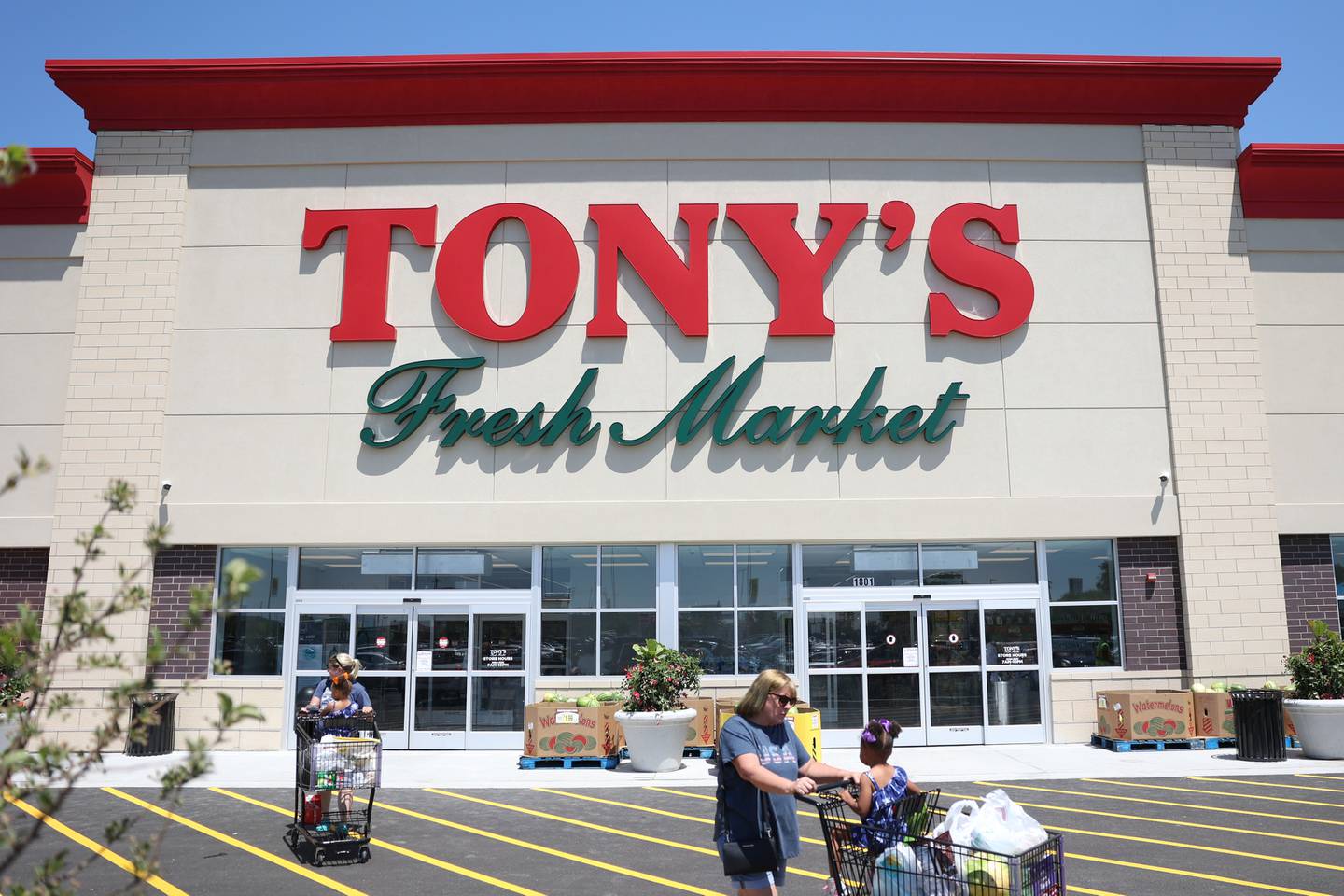 Tony’s Fresh Market held its grand opening for their Joliet location on Wednesday. Wednesday, June 28, 2022 in Joliet.
