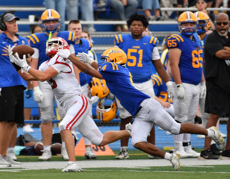 Hinsdale Central’s Jack Lesniewicz makes a key catch on the sideline late in the game as Lyons Township’s Anthony Pearson (4) defends on September 20, 2025 at Lyons Township High School in LaGrange.