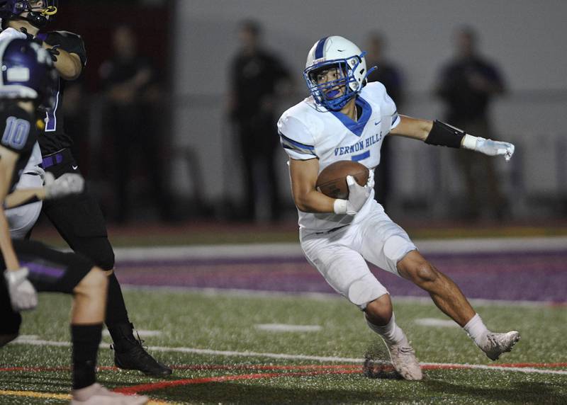 John Starks/jstarks@dailyherald.com
Rolling Meadows’ Vernon Hills’ Ben Choi makes a cut against Rolling Meadows in a football game in Rolling Meadows on Friday, September 9, 2022.