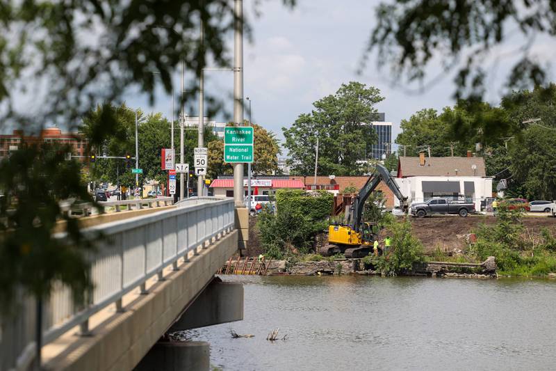 Crews begin to install a portadam on Aug. 19, 2025, as work starts on the $5-million East Riverwalk project at the intersection of South Schuyler Avenue and East River Street