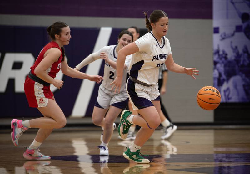 Manteno's Brooke Blanchette leads on a breakaway from Streator's Ava Gwaltney, left, in a game on Monday, December 8, 2025.