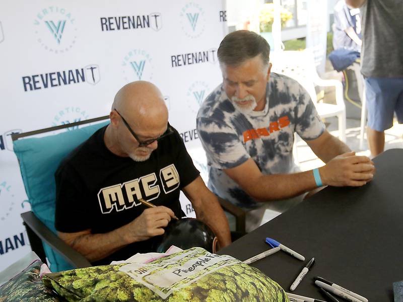 Vertical Dispensary hosts grand opening in Cary with former Bears quarterback Jim McHahon