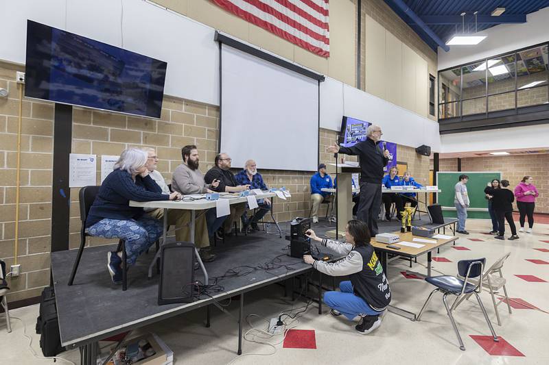Tom Wadsworth introduces the two final teams Saturday, Feb. 7, 2026, in this year’s Stupor Bowl: The QC Knowmads (left) and the Harrison Family.