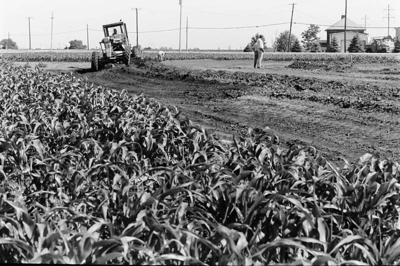 Crews clear land for the Illinois Valley Regional Airport on June 10, 1985 in Peru.