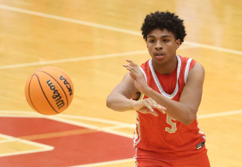 Streator's Lavontae Horton passes the ball off during the Dean Riley Shootin' The Rock Thanksgiving Tournament on Monday Nov. 24, 2025 in Kingman Gymnasium at Ottawa High School.