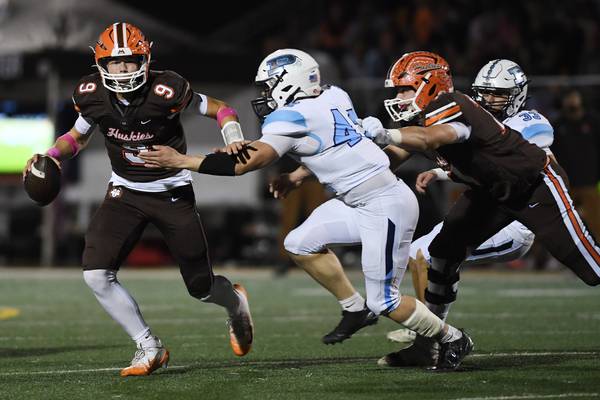 Jake Nawrot throws 3 touchdowns, runs for 2 more as Hersey stuns Prospect in fourth quarter