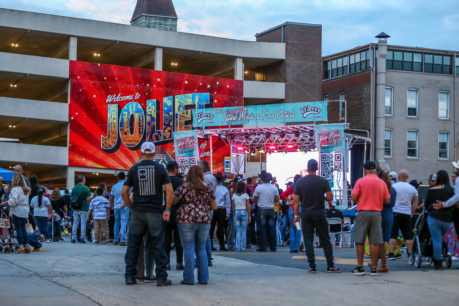 hundreds-celebrate-latino-music-and-food-in-downtown-joliet-on-saturday