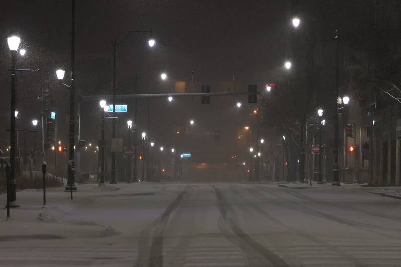 West Jefferson Street begins to collect snow late Tuesday night. Tuesday, Feb. 1, 2022 in Joliet.