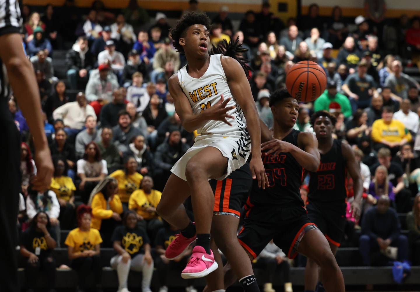 Joliet West’s Jeremy Fears Jr dishes off the ball under the basket against Romeoville in the Class 4A Joliet West Regional championship on Friday, February 23rd, 2023.