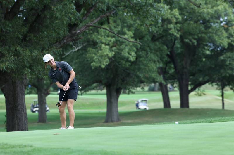 Bradley-Bourbonnais' Max LaMore watches his putt during the All-City matchup on Wednesday, Sept. 24, 2025. LaMore scored an 88 as the Boilermakers fell 339-342 to Bishop McNamara.