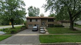 Single-family home sells for $400,000 in Woodridge