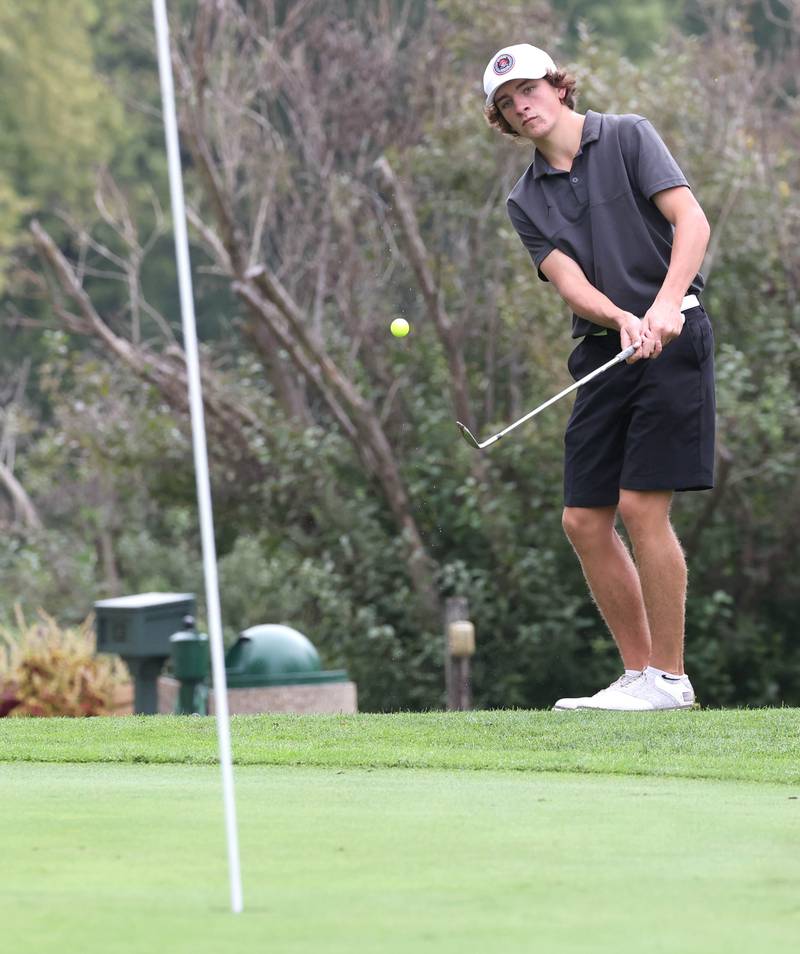 Ottawa’s Drake Kaufman chips onto the ninth green Wednesday, Sept. 27, 2023, during the Class 2A boys golf regional at Sycamore Golf Club.