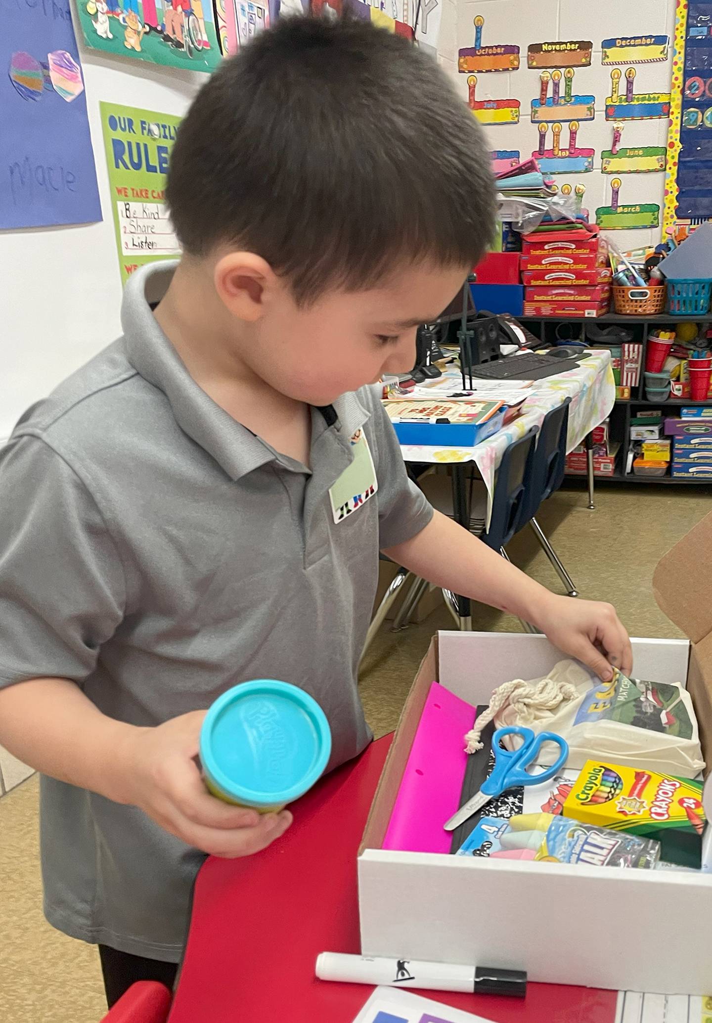 Sandwich Elementary School preschool students receiving kindergarten readiness toolkits
