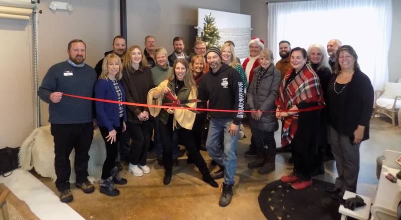 Kellwood Studio Photography hosted a ribbon-cutting ceremony alongside the Cary-Grove Area Chamber of Commerce to celebrate its new location.