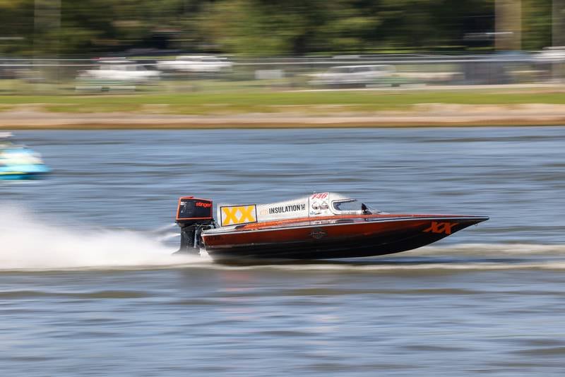 Andy Wachholz accelerates on the stretch in the VP75 heat race Sunday, Aug. 31, 2025, during the Kankakee River Valley Regatta.