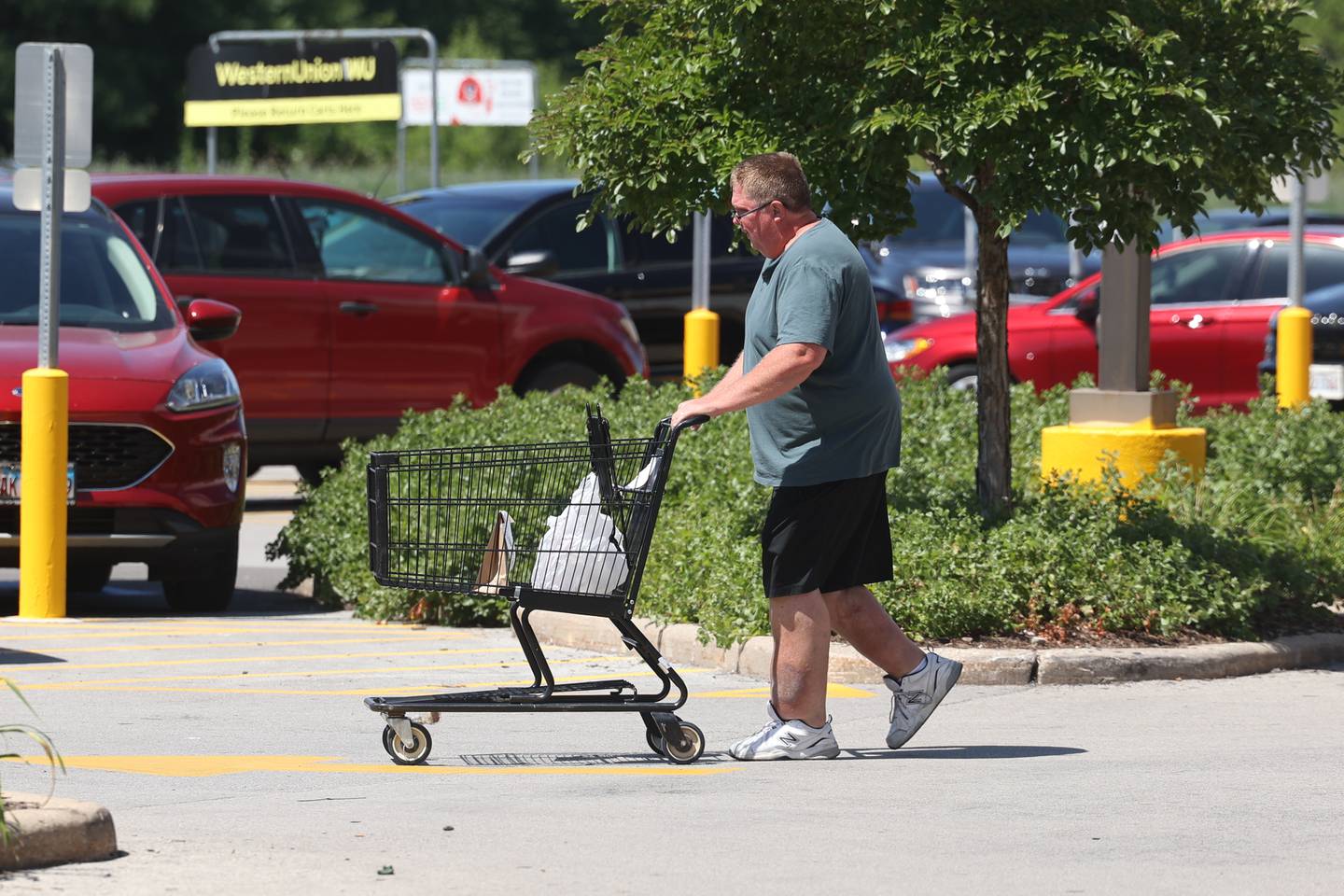 A shopper heads to the parking lot pushing a few bags in his cart. The annual inflation rate for the United State was 9.1% at the end on June, the largest annual increase since November 1981. Friday, July 22, 2022 in Joliet.