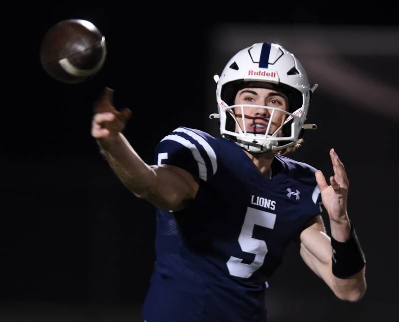 Joe Lewnard/jlewnard@dailyherald.com
St. Viator quarterback Cooper Kmet throws a pass for a completion against Wheaton Academy during Friday’s Class 4A football playoff game in Arlington Heights Friday.