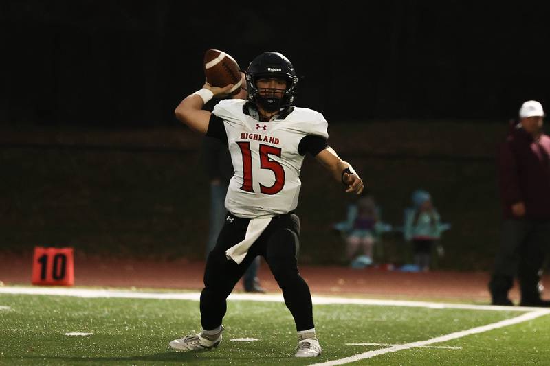 Highland’s Blake Gelly passes against Morris on Saturday, Nov. 9, 2024 in Morris.
